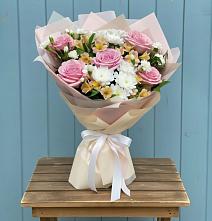 Букет цветов из:  Гвоздики, Орхидеи и Розы в Верх-Чебуле