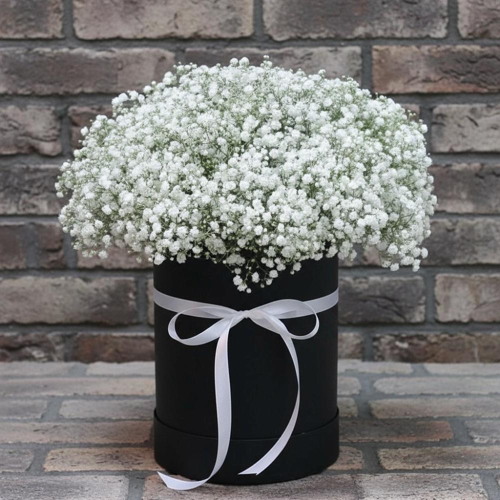 Цветочная композиция из Гипсофила в шляпной коробке в Верх-Чебуле