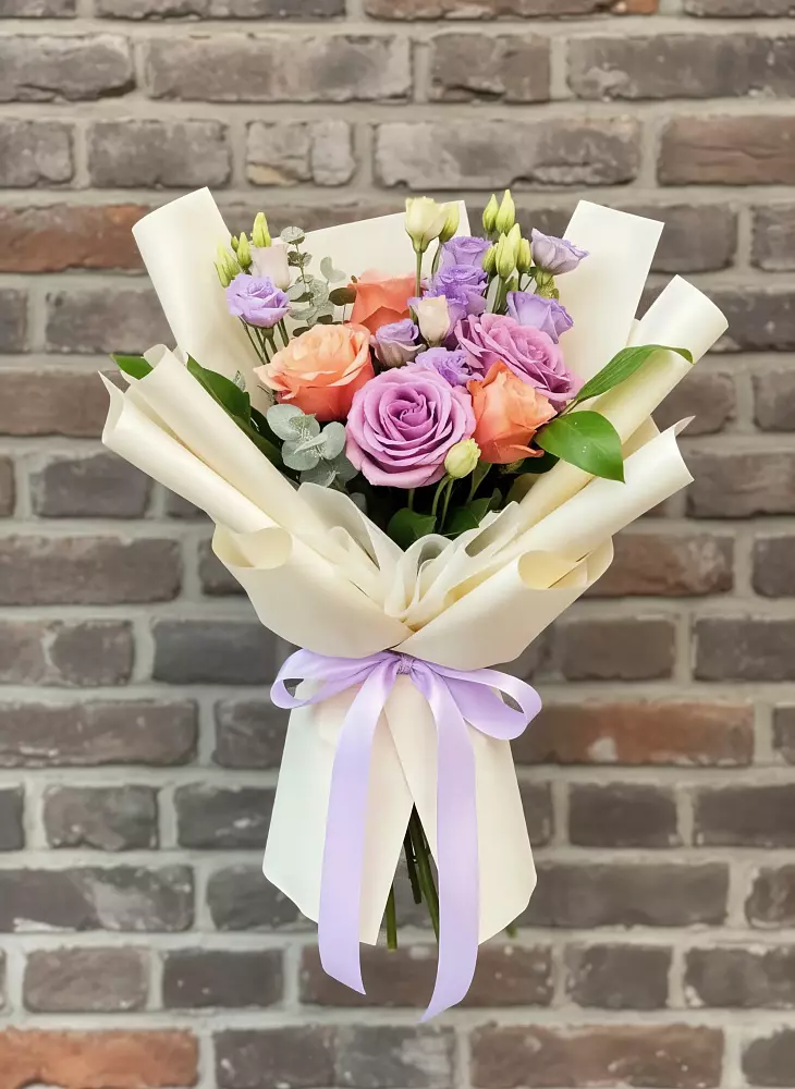 Букет цветов из: Лизиантусы и Розы в Верх-Чебуле