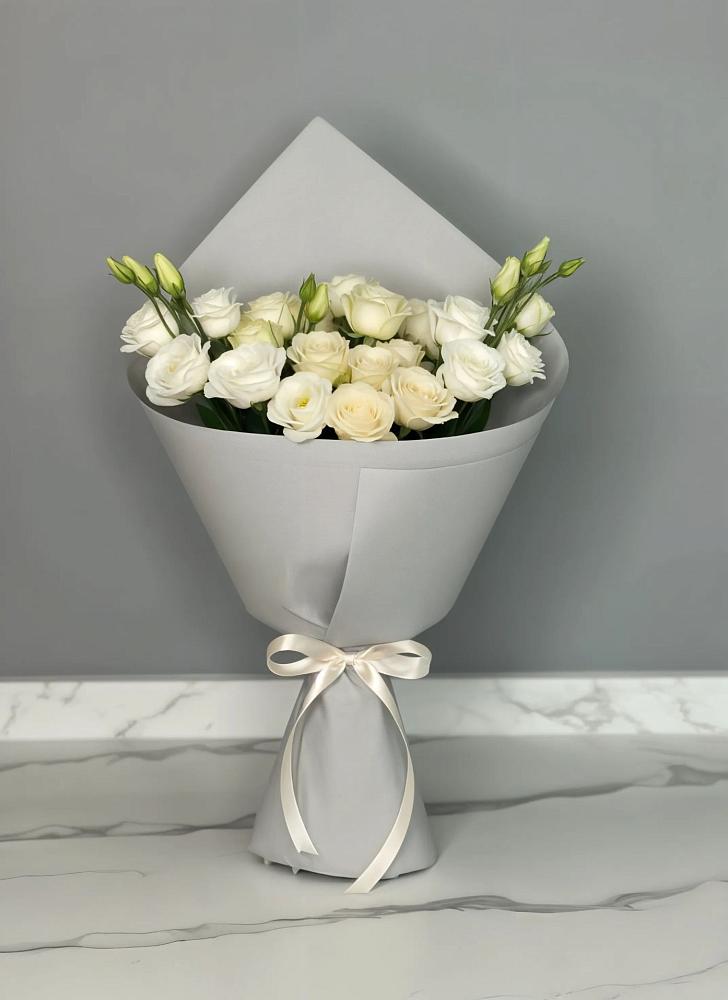 Букет цветов из: Розы и Лизиантусы в Верх-Чебуле