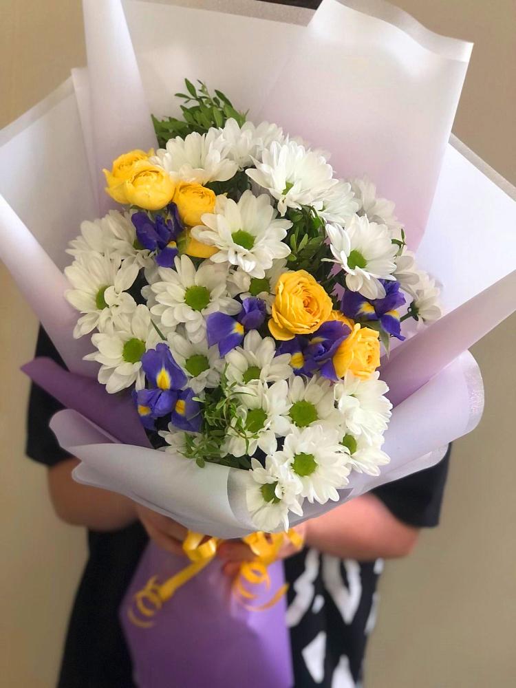 Букет цветов из: Ирисы, Хризантемы и Розы в Верх-Чебуле