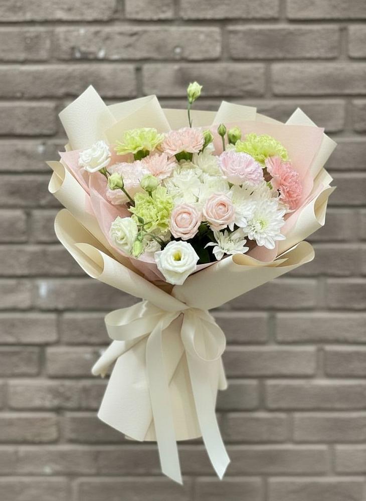 Букет цветов из: Гвоздики, Розы, Лизиантусы и Хризантемы в Верх-Чебуле