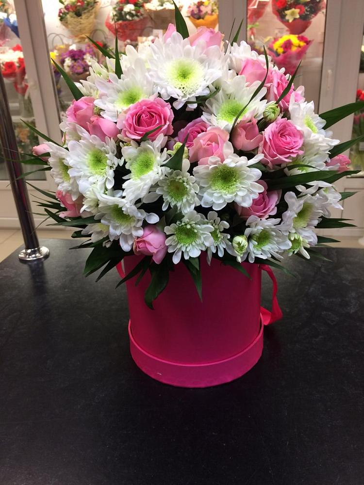 Цветочная композиция из Розы и Хризантемы в шляпной коробке в Верх-Чебуле