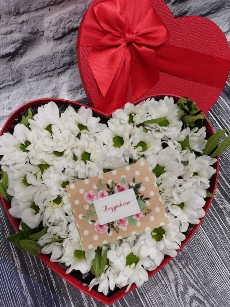 Цветочная композиция из Хризантемы в виде сердца в Верх-Чебуле