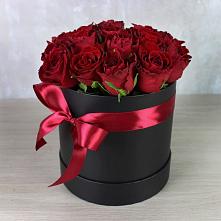 Цветочная композиция из Розы в шляпной коробке в Верх-Чебуле
