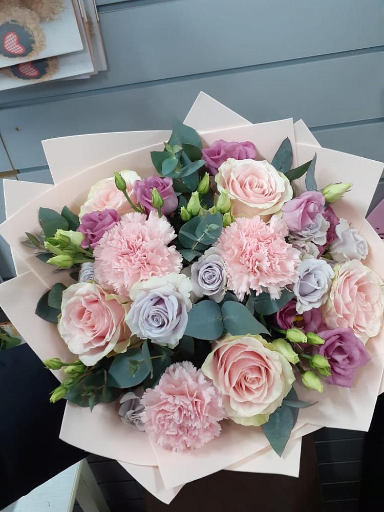 Букет цветов из: Розы, Гвоздики и Лизиантусы в Верх-Чебуле