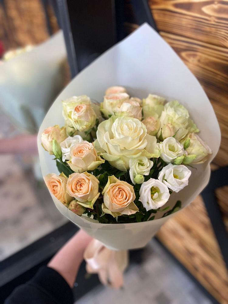 Букет цветов из: Розы и Лизиантусы в Верх-Чебуле